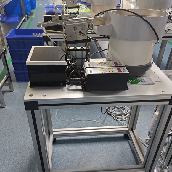 Esportazione verso l'Iran: Agganciatrice di pelle automatica, macchina per l'alimentazione degli chiodi